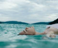 girl_floating_on_water_thumb